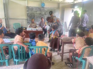 Kapolres Mabar Bantu Siswa SD Terpencil