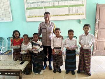 Bhabinkamtibmas Palue Bantu Akses Pendidikan Siswa