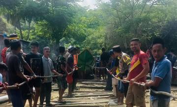 Bhabinkamtibmas Golo Mori Bantu Gotong Royong Nelayan Lenteng