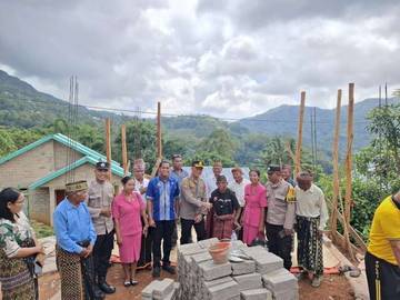 Kapolda NTT Bangun Rumah Warga Kurang Mampu di Manggarai