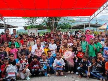 Bhayangkari Ende Berbagi Tas Sekolah Anak Sekami