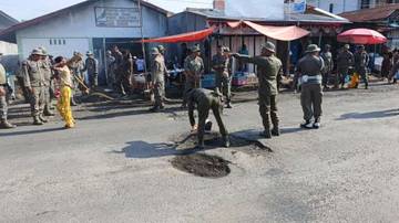 Brimob Perbaiki Jalan Lintas Maumere Larantuka Sikka NTT