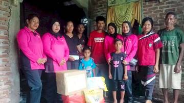 Bhayangkari Adonara Barat Bantu Korban Kebakaran Rumah