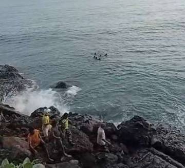 Pemancing Tenggelam di Pantai Berkarang Watu Wawi