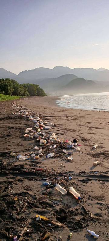 Pasca Hujan Sepakan Sampah Berserakan DiPantai Bita Ende