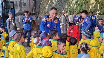 Belajar Sambil Bermain, Anak RA Kunjungi Damkar Ende