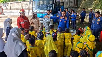 Damkar Ende Ajak Anak Cintai Profesi Penyelamat