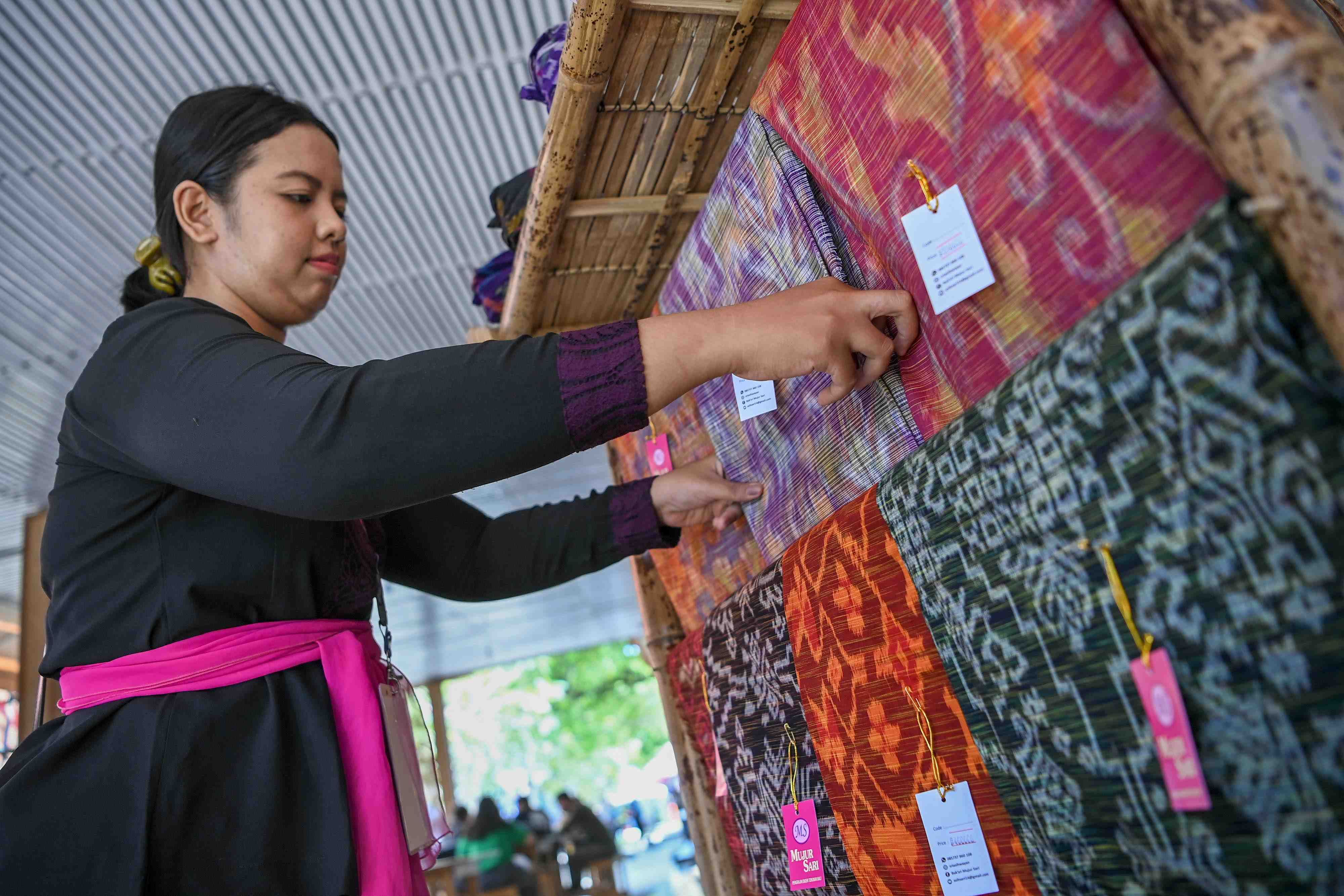 Astiti Weaving Develops Endek Motifs Digitally - RRI.co.id