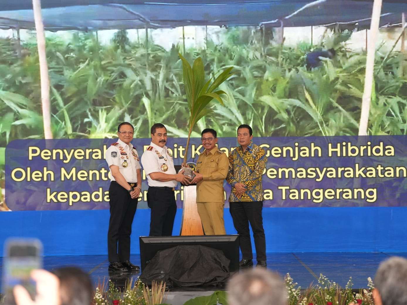 Indonesia Distributes Clean Water Aid for Disaster Victims