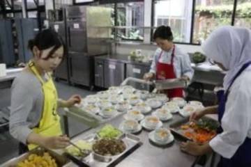 Trisakti Tourism Institute Showcases Local Cuisine to Internationals