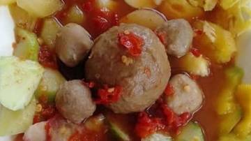 Innovative Bakso Rujak Blends Savory Meatballs with Tropical Fruits