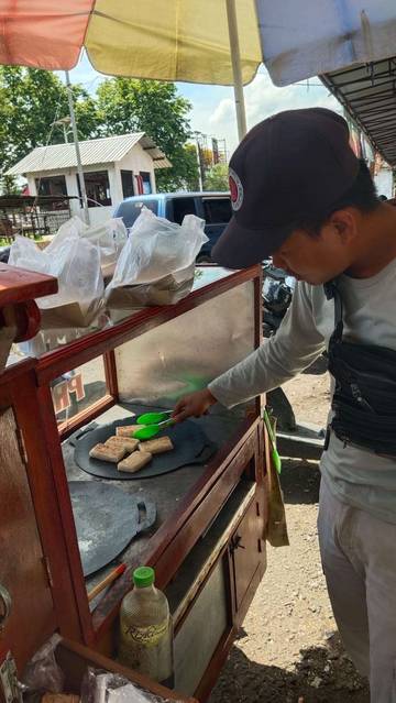 The Delicacy of Jadah Bakar, Kebumen’s Grilled Sticky Rice