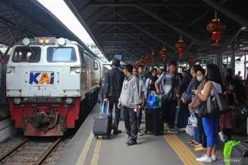 Train Occupancy Hits 112 Percent During Long Holiday Period