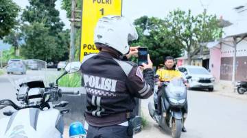 Bandung Police Trial Handheld ETLE System for Traffic Violations