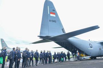 TNI-AU-Aircraft Sends-off STIS Students to Sumatra Disaster Zones