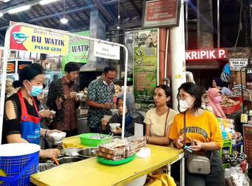 Savor the Flavors of Pasar Gede's Culinary Delights