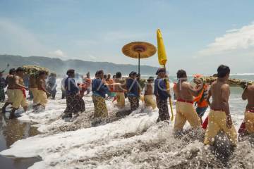 Labuhan Festival Draws Thousands to Parangkusumo Beach in Bantul