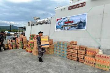 Navy Deploys KRI Gulamah-869 for Flood Relief in Halmahera