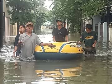 Several Areas in Bekasi, West Java, Remain Inundated by Floodwaters