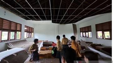 Strong Winds Injure Twelve Students in Tangerang Classroom