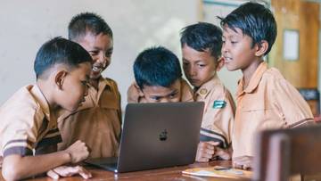 Govt Emphasizes Critical Thinking for Children in Digital World