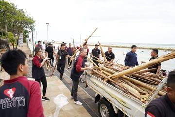 Hotel Leads Beach Clean-Up to Champion Environmental Sustainability