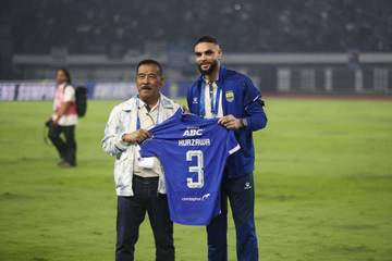 Persib Bandung Unveils Former PSG Defender Layvin Kurzawa