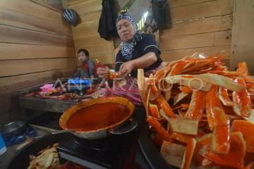 Sanjai Tourism Village and Its Distinctive Chips