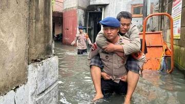 Jakarta Police Evacuate Ailing Residents Amid Floods