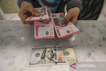 Rupiah Weakens After Moody’s Revises Indonesia Outlook