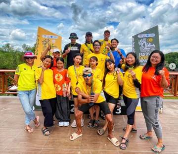 Paddleboarding, The Rising Water Sport Trend in Samarinda(Annaila) (tidak menarik)