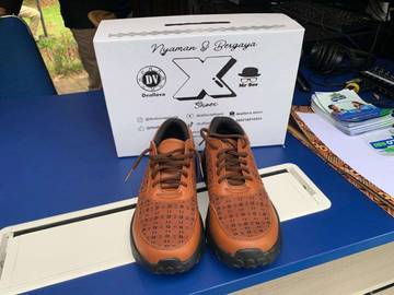 Deallova Crafting Unique Shoes from Baduy Woven Fabric