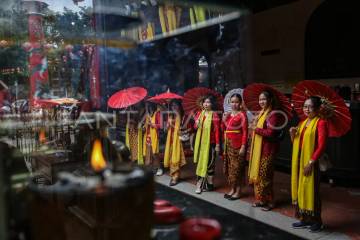 Chinese Communities Embrace New Year with Door Knocking Ritual