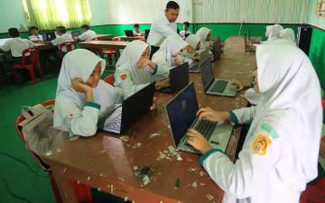 Aceh Restricts School Smartphone Use for Students and Teachers