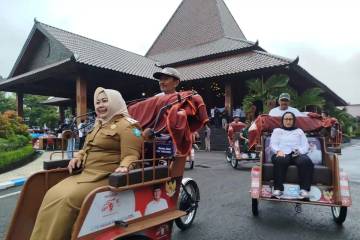 Prabowo Distributes 200 Electric Rickshaws to Elderly Drivers