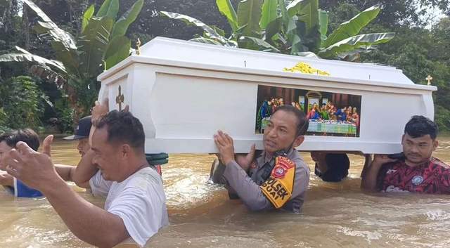 Arungi Banjir, Kapolsek Beduai Pikul Peti Jenazah Warga