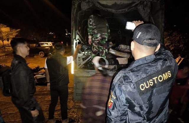 Patroli Gabungan Entikong Cegah Masuknya Barang Ilegal