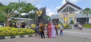 PLBN Entikong Ramai di Kunjungi Wisatawan Lokal