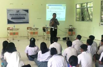 Polisi Sosialisasikan Disiplin Berlalu Lintas di SMAN 1 Parindu