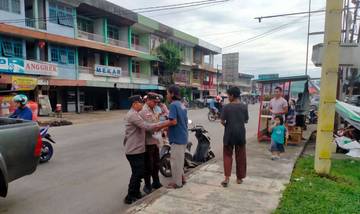 Polsek Kapuas Bagikan Takjil Gratis untuk Warga Kurang Mampu