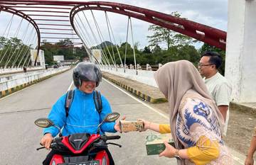 Imigrasi Berbagi Takjil di Entikong