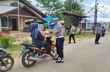 Polsek Meliau Bagikan Takjil Gratis ke Warga