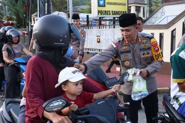 Polres Sanggau Kembali Bagikan Takjil untuk Warga