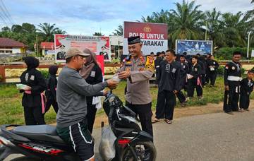 Peduli Sesama, Polsek dan PSHT Meliau Bagikan Takjil