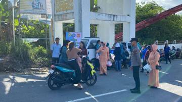 PKK dan Organisasi Perempuan Entikong Bagikan Takjil Gratis