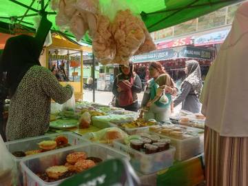 Pedagang Takjil di Balai Karangan Raup Omset Jutaan Rupiah