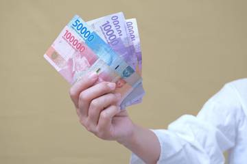 Kenali Penyebab THR Boncos Agar Bisa Punya Tabungan