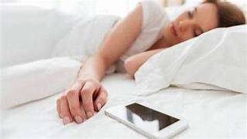 Bahaya Radiasi Handphone Saat Tidur, Letak Aman Dimana?