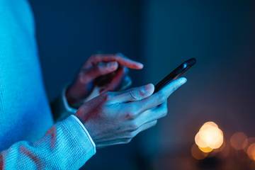 Efek Cahaya Biru Handphone Terhadap Kesehatan Mata