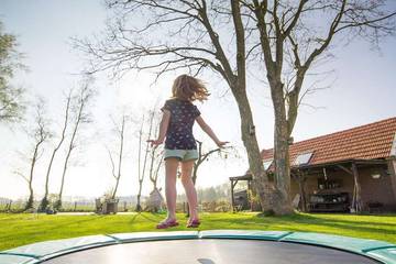 Manfaat Bermain Trampolin bagi Kesehatan Anak-Anak